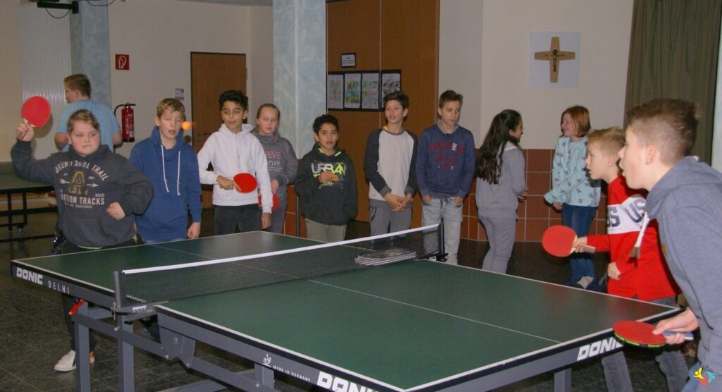 Foto 1 von 3: 5a gewinnt Tischtennisturnier