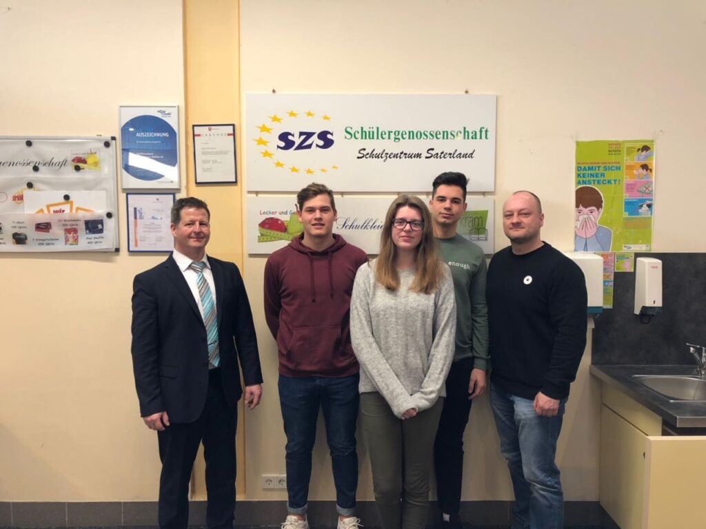 Foto 1 von 2: Generalversammlung der SZS-Schülergenossenschaft – Genossenschaft spendet 3000€