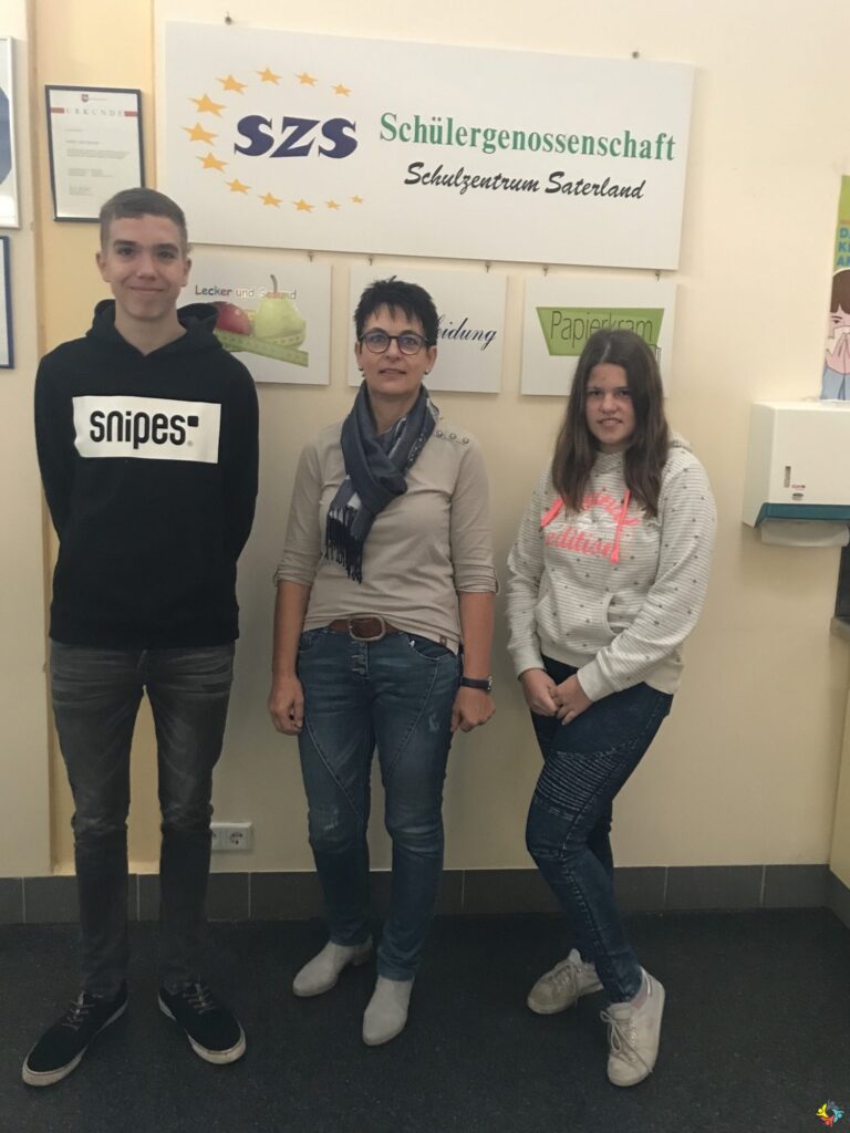 Foto 1 von 2: Generalversammlung der SZS-Schülergenossenschaft – Raiffeisenbank Scharrel spendet 200€