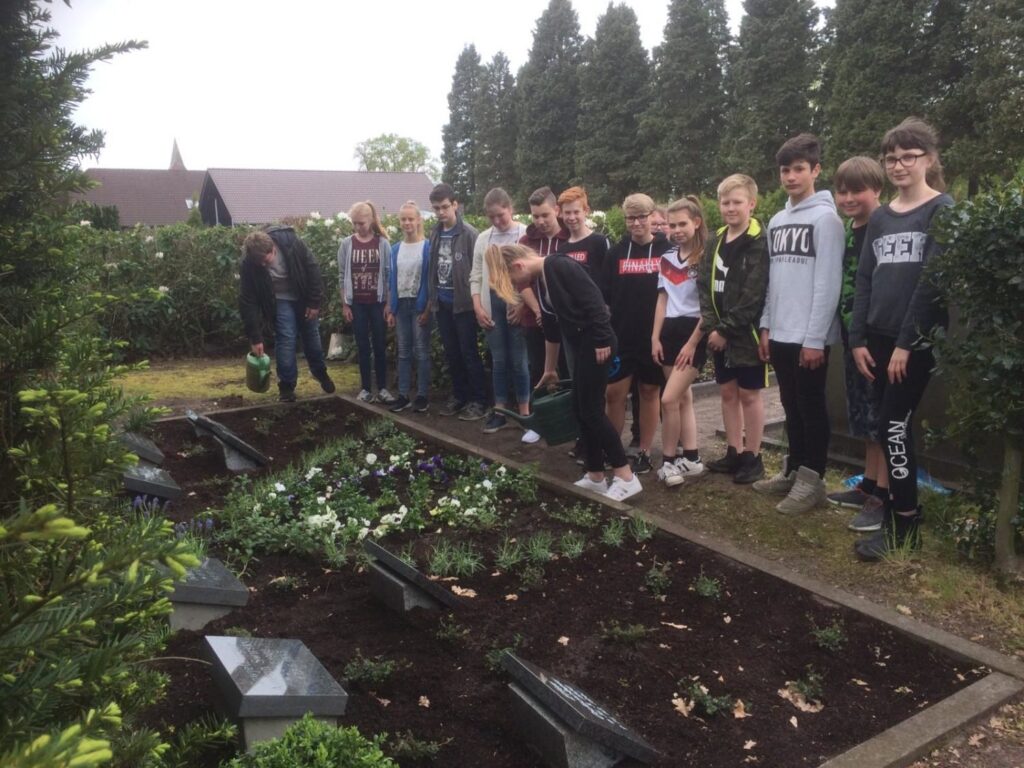 Foto zum Beitrag: Schüler pflegen Kriegsgräber