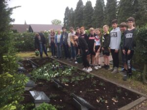 Foto zum Beitrag: Schüler pflegen Kriegsgräber
