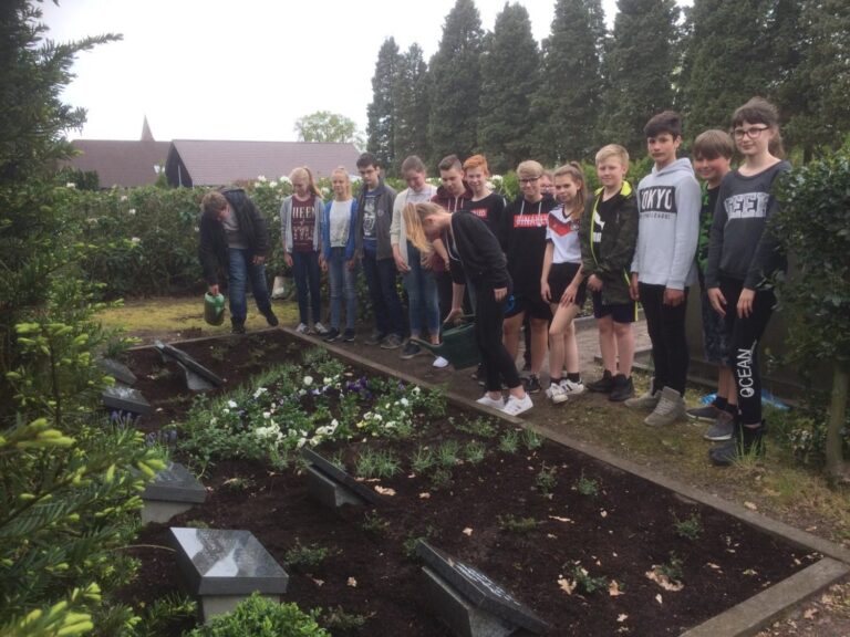 Foto zum Beitrag: Schüler pflegen Kriegsgräber