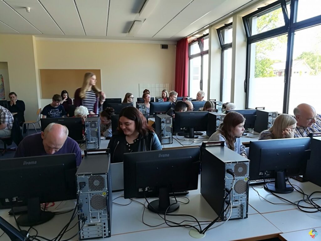 Foto 1 von 16: SchülerInnen der 10A schulen Senioren