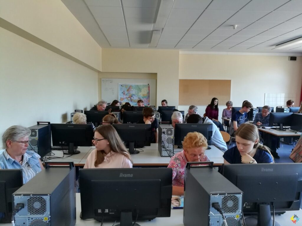 Foto 2 von 16: SchülerInnen der 10A schulen Senioren