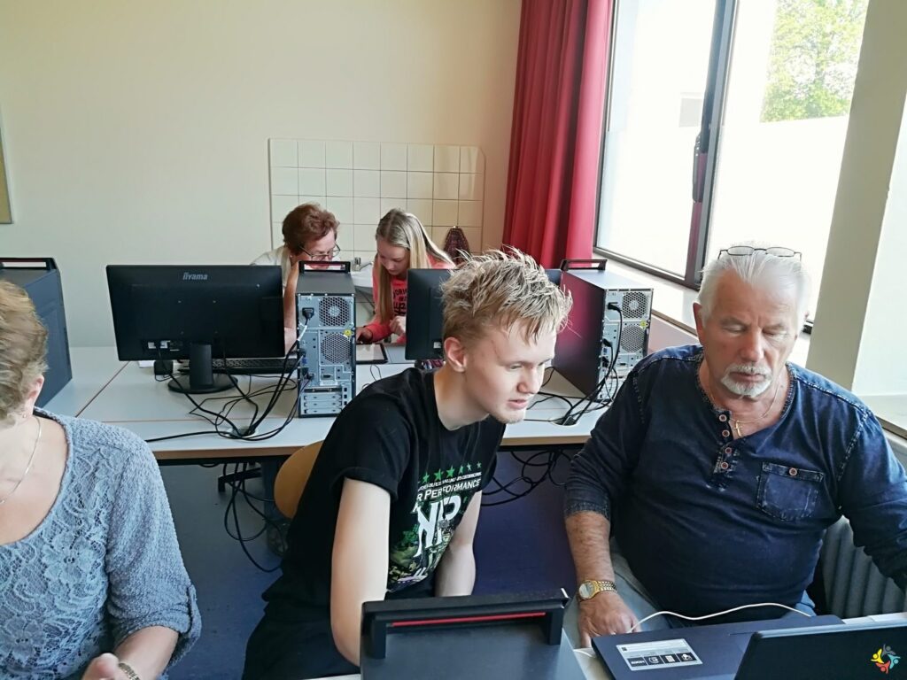 Foto 4 von 16: SchülerInnen der 10A schulen Senioren