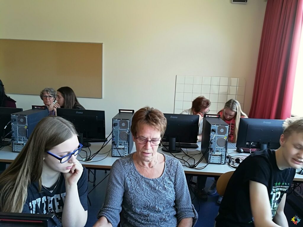 Foto 5 von 16: SchülerInnen der 10A schulen Senioren
