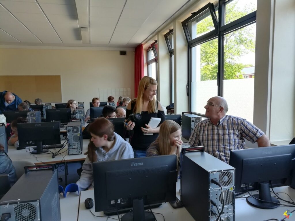 Foto 6 von 16: SchülerInnen der 10A schulen Senioren