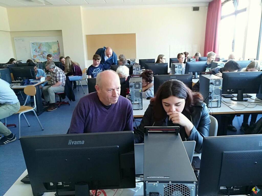 Foto 7 von 16: SchülerInnen der 10A schulen Senioren