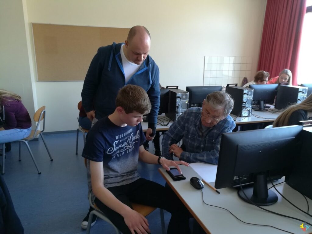 Foto 8 von 16: SchülerInnen der 10A schulen Senioren