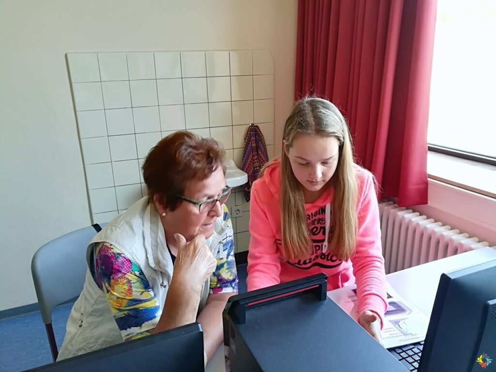 Foto 9 von 16: SchülerInnen der 10A schulen Senioren