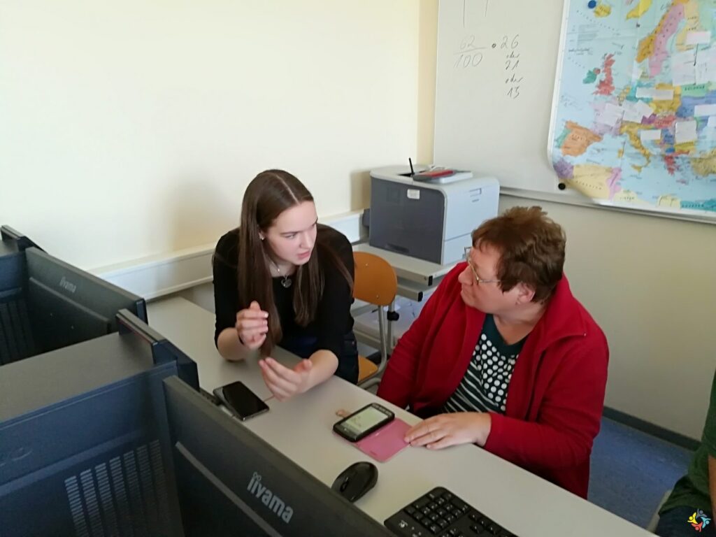 Foto 10 von 16: SchülerInnen der 10A schulen Senioren