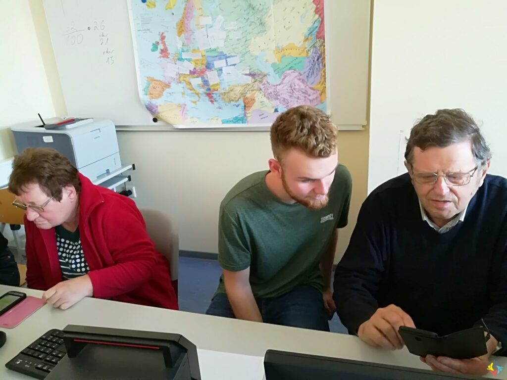 Foto 11 von 16: SchülerInnen der 10A schulen Senioren