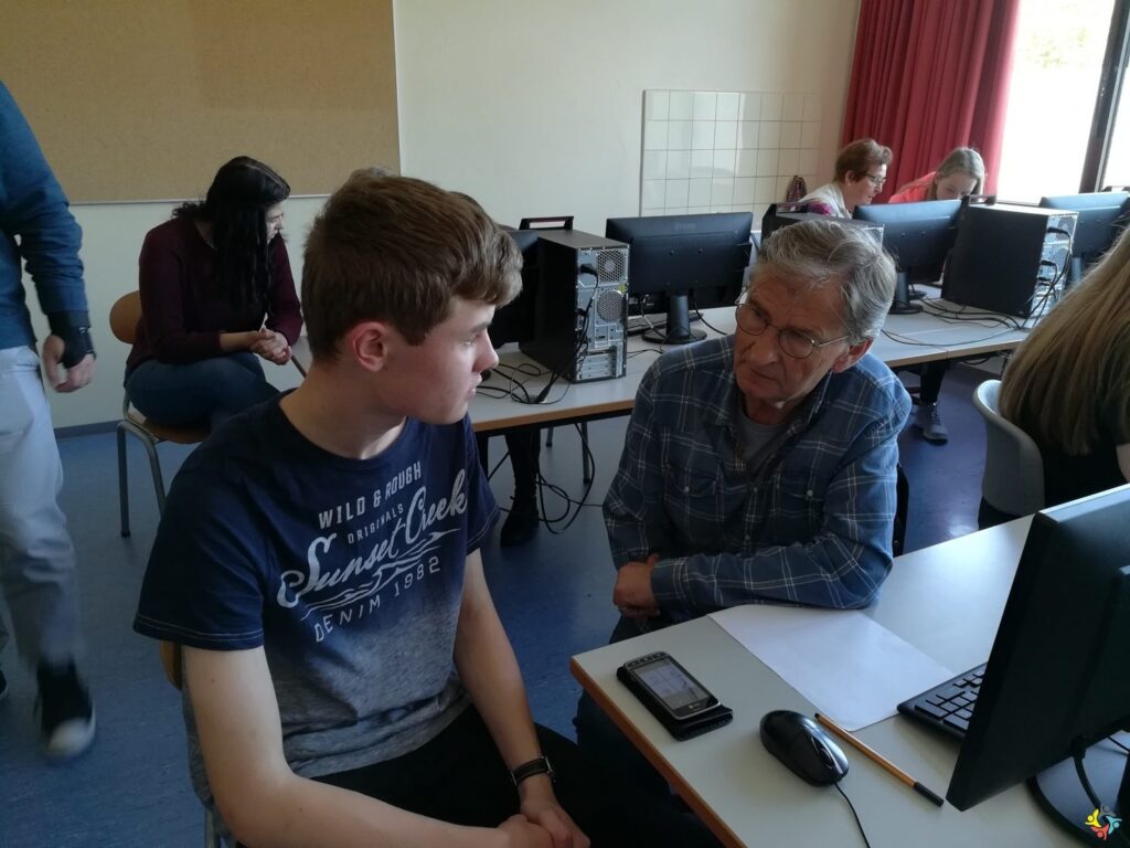 Foto 12 von 16: SchülerInnen der 10A schulen Senioren