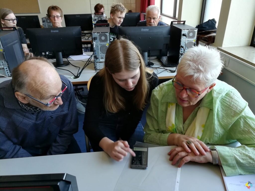 Foto 13 von 16: SchülerInnen der 10A schulen Senioren
