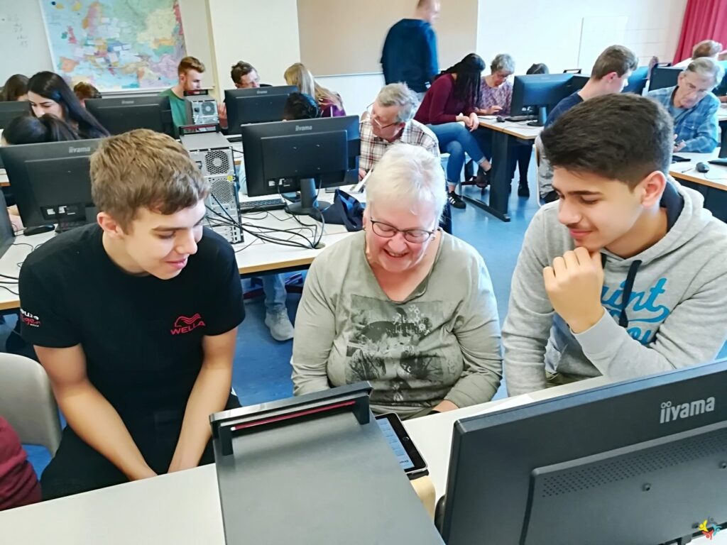 Foto 14 von 16: SchülerInnen der 10A schulen Senioren