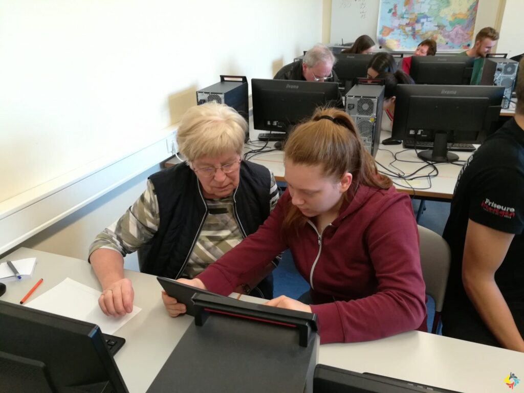 Foto 15 von 16: SchülerInnen der 10A schulen Senioren