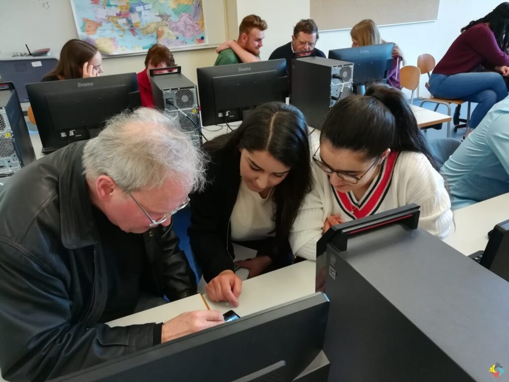 Foto 16 von 16: SchülerInnen der 10A schulen Senioren