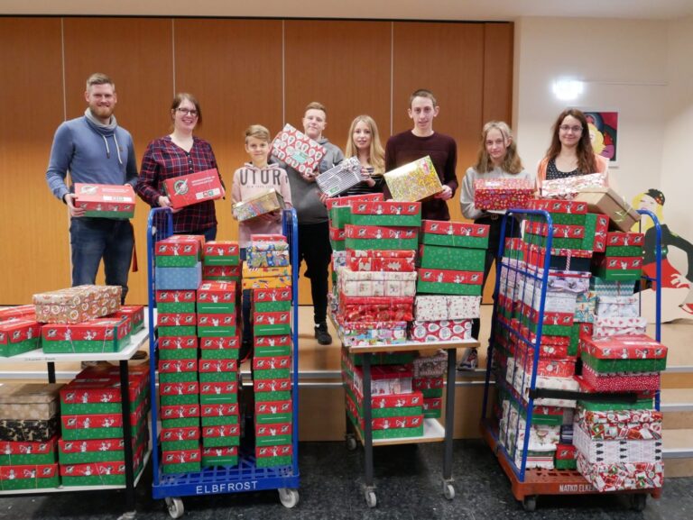Foto zum Beitrag: Muffin- und Kuchenverkauf und erfolgreiche „Weihnachten im Schuhkarton – Aktion“