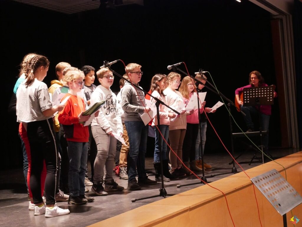 Foto 1 von 4: Weihnachtsfeier der Klasse 5 und 6