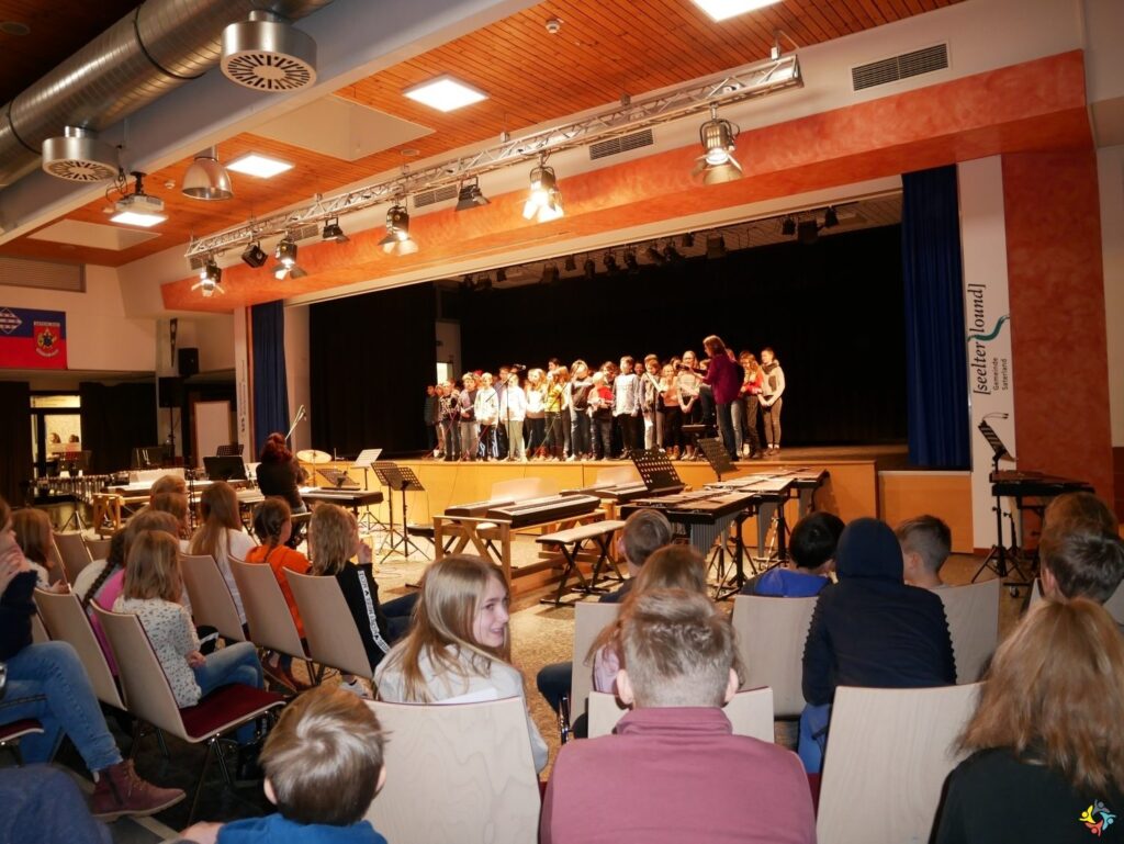 Foto 2 von 4: Weihnachtsfeier der Klasse 5 und 6