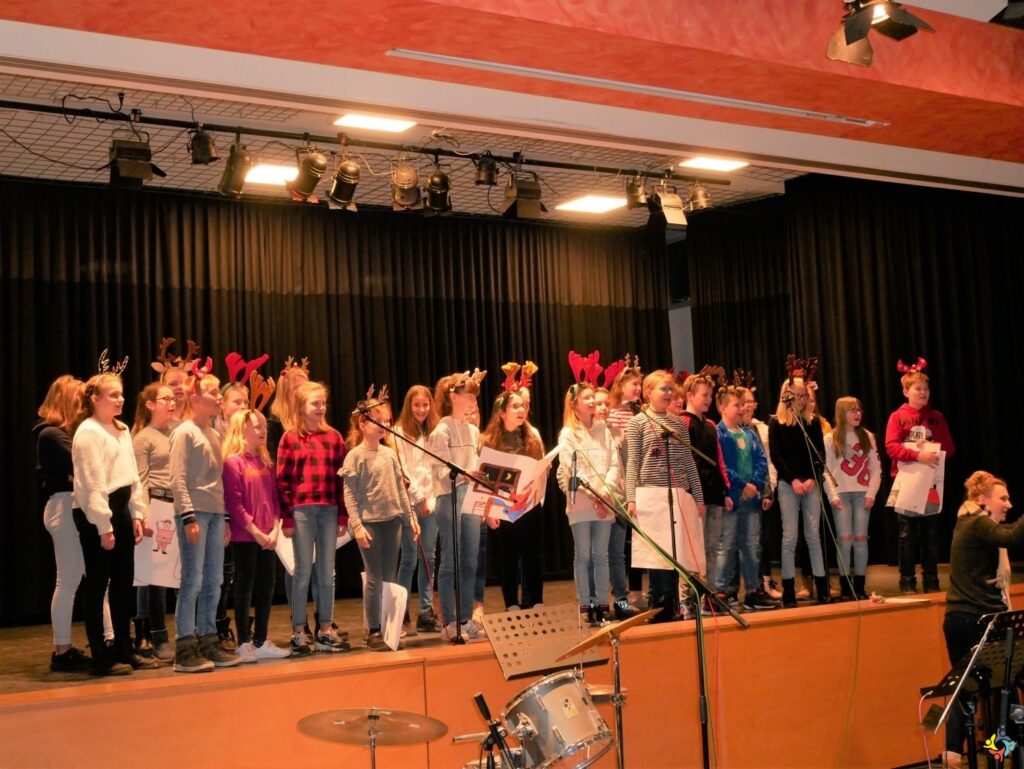 Foto 4 von 4: Weihnachtsfeier der Klasse 5 und 6