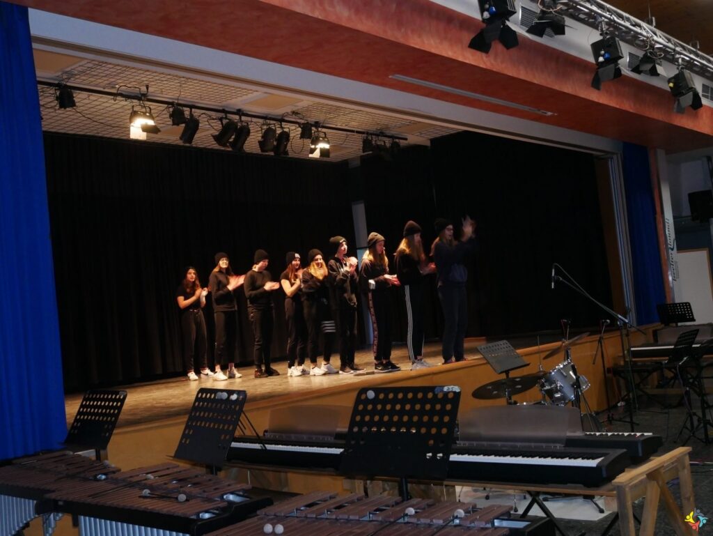 Foto 3 von 4: Weihnachtsfeier der Klasse 5 und 6