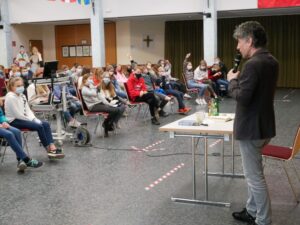 Foto zum Beitrag: Lesung in der Schule: Dirk Reinhardt fesselt mit spannenden Geschichten