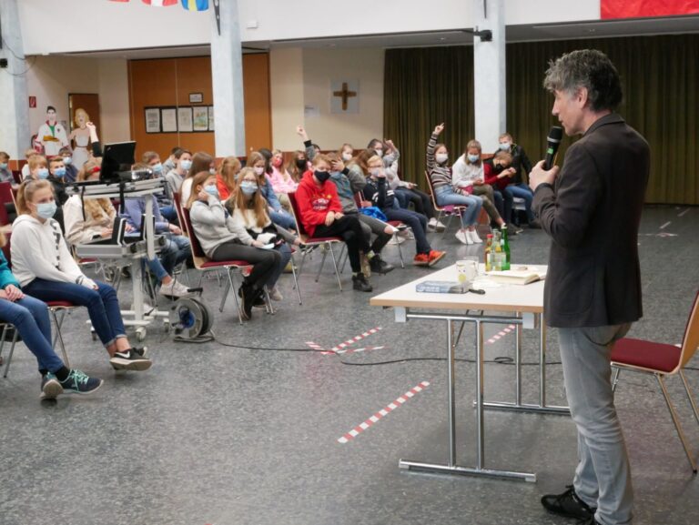 Foto zum Beitrag: Lesung in der Schule: Dirk Reinhardt fesselt mit spannenden Geschichten