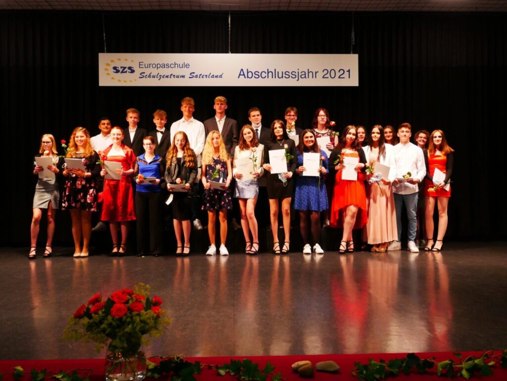 Foto 3 von 7: Zeugnisübergabe in „kleiner Runde“