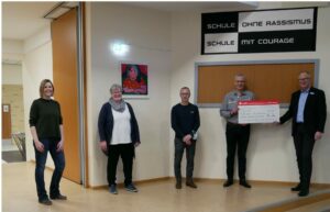 Foto zum Beitrag: Scheckübergabe durch die Landessparkasse Oldenburg an den Förderverein der Haupt- und Realschule Saterland
