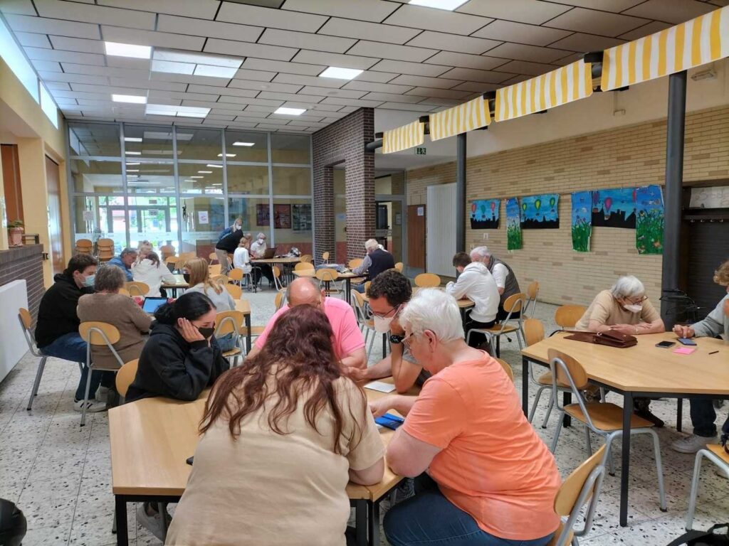 Foto 1 von 15: SchülerInnen der 10A schulen Senioren