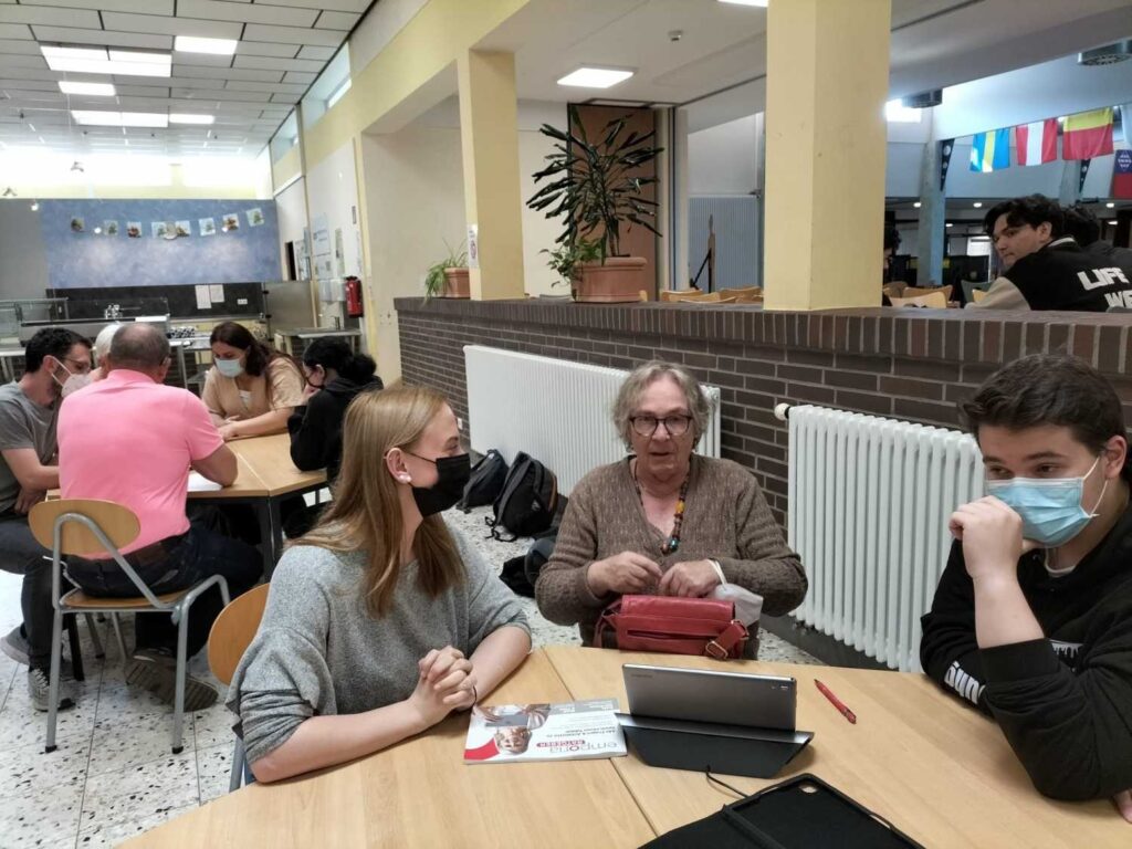 Foto 2 von 15: SchülerInnen der 10A schulen Senioren