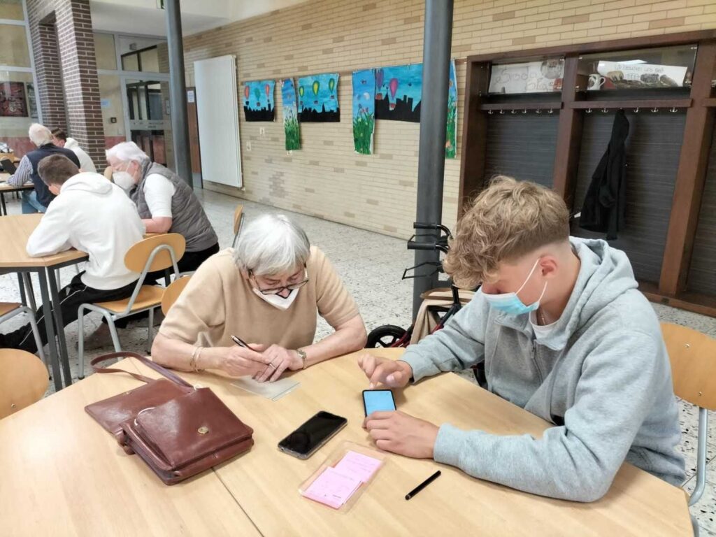 Foto 3 von 15: SchülerInnen der 10A schulen Senioren