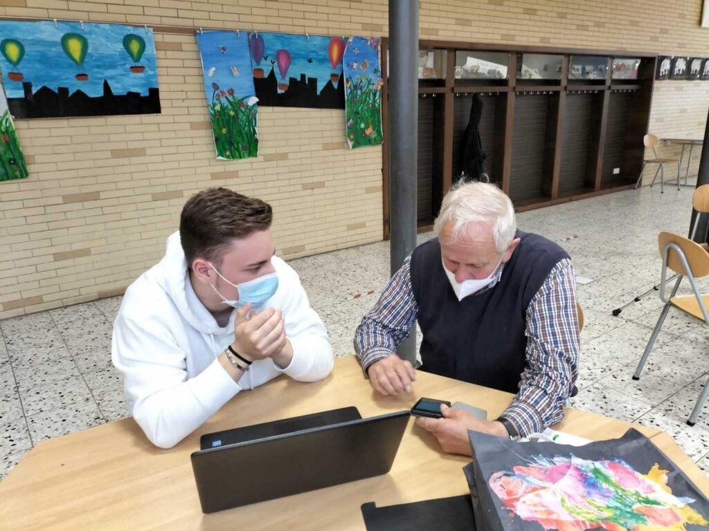 Foto 4 von 15: SchülerInnen der 10A schulen Senioren