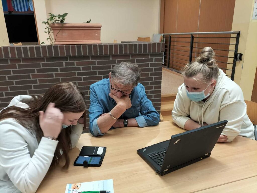 Foto 5 von 15: SchülerInnen der 10A schulen Senioren