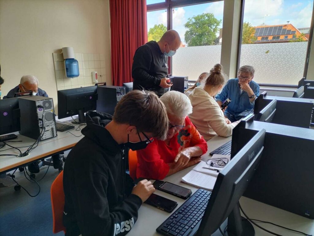 Foto 6 von 15: SchülerInnen der 10A schulen Senioren