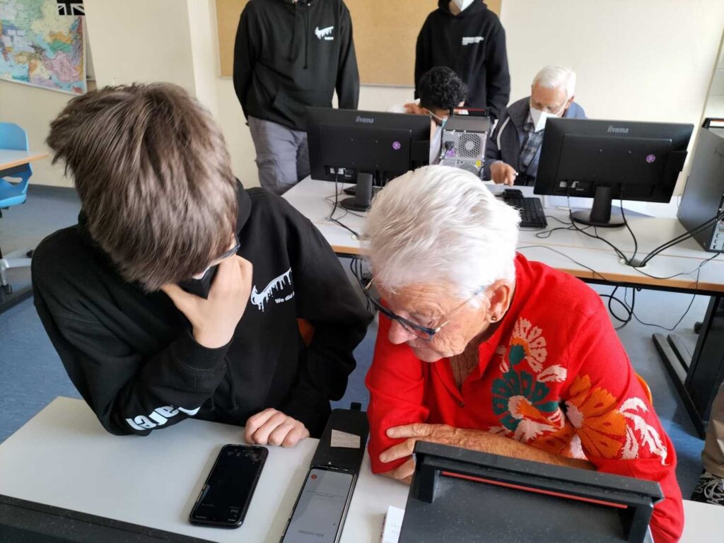 Foto 7 von 15: SchülerInnen der 10A schulen Senioren