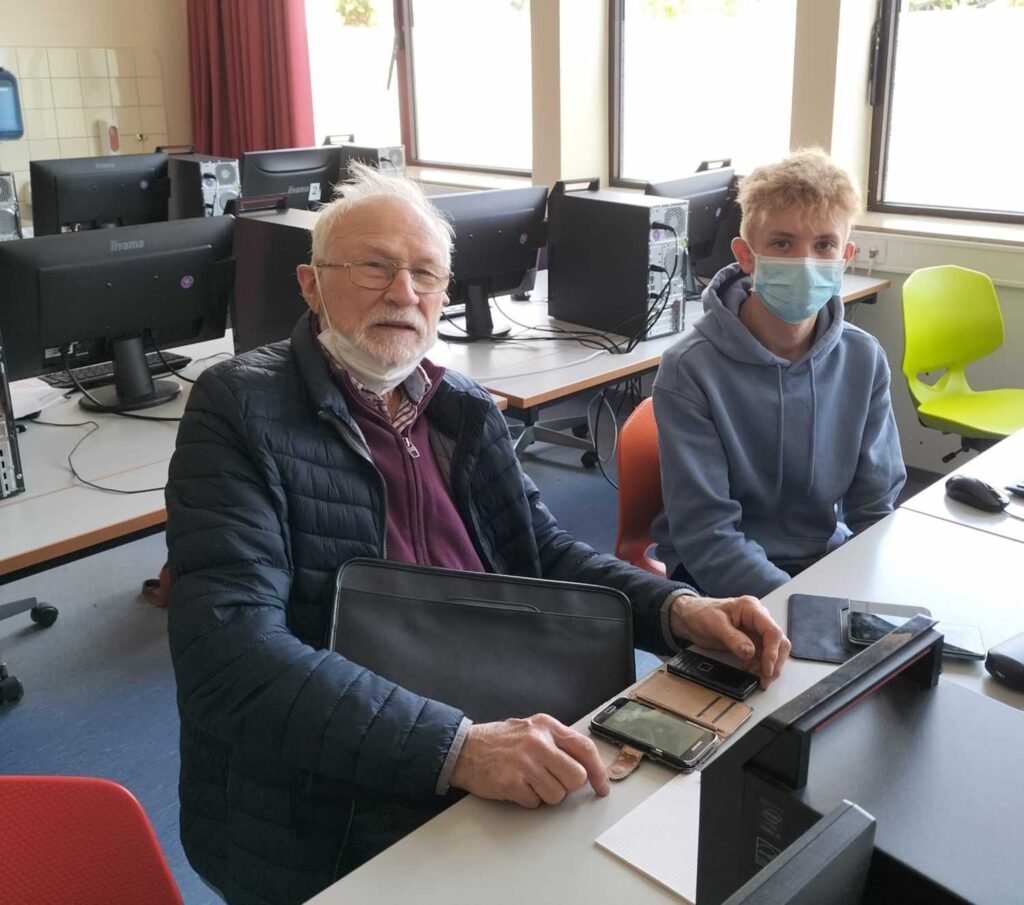 Foto 8 von 15: SchülerInnen der 10A schulen Senioren