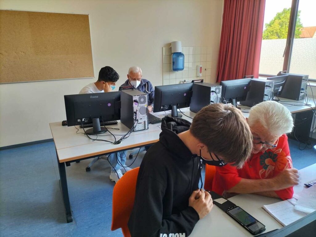 Foto 9 von 15: SchülerInnen der 10A schulen Senioren
