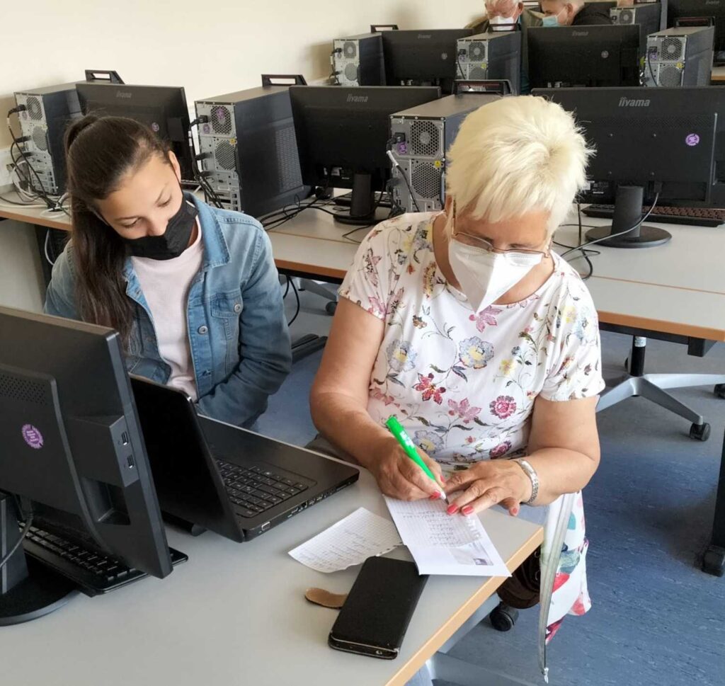 Foto 10 von 15: SchülerInnen der 10A schulen Senioren