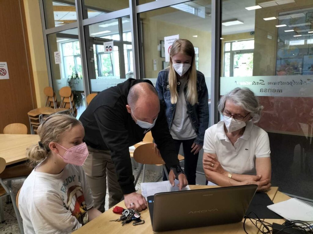 Foto 11 von 15: SchülerInnen der 10A schulen Senioren