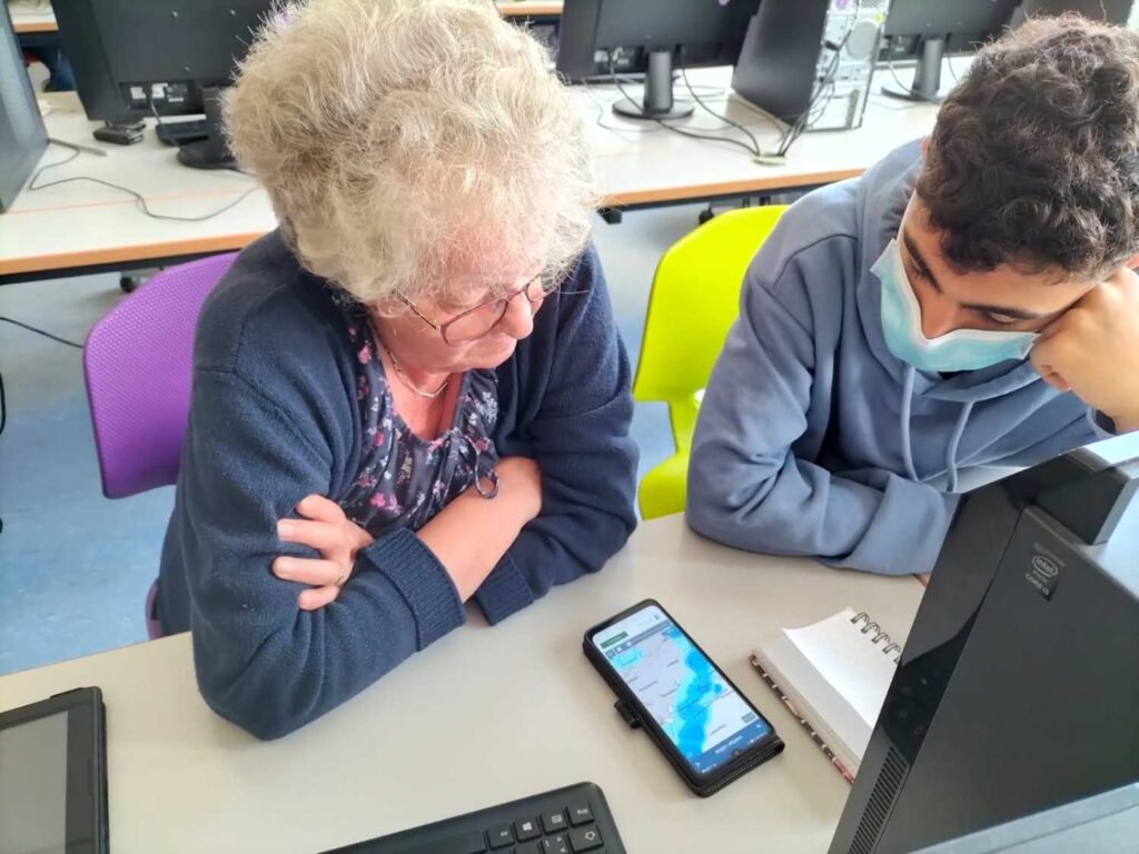 Foto 12 von 15: SchülerInnen der 10A schulen Senioren