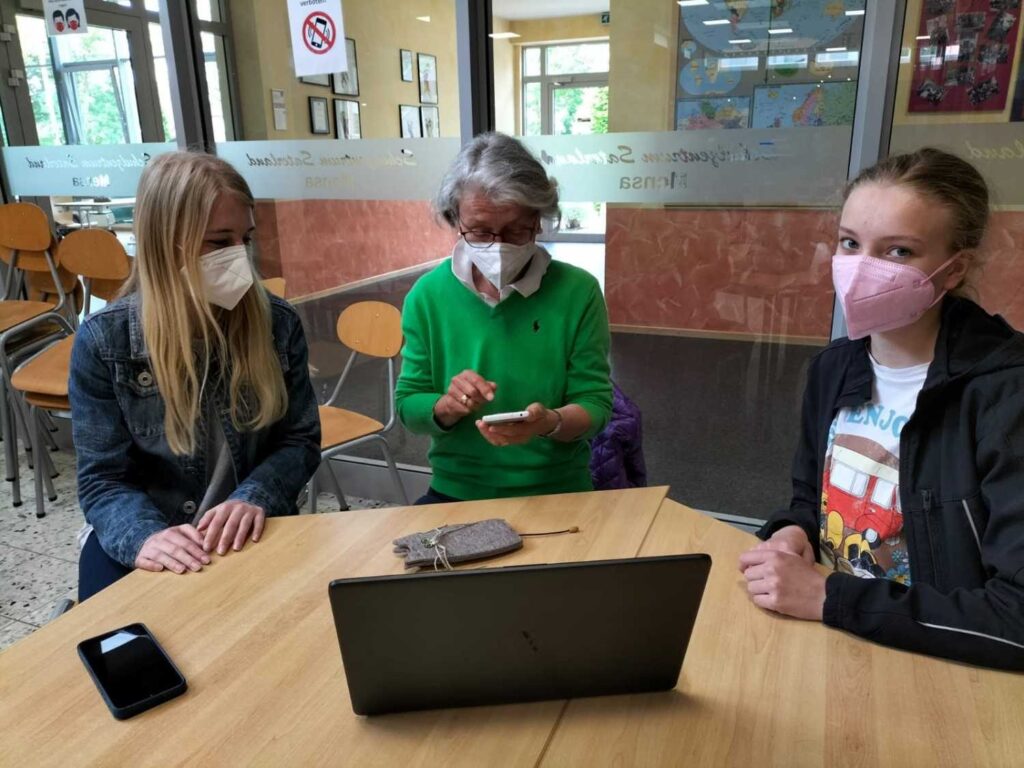 Foto 13 von 15: SchülerInnen der 10A schulen Senioren