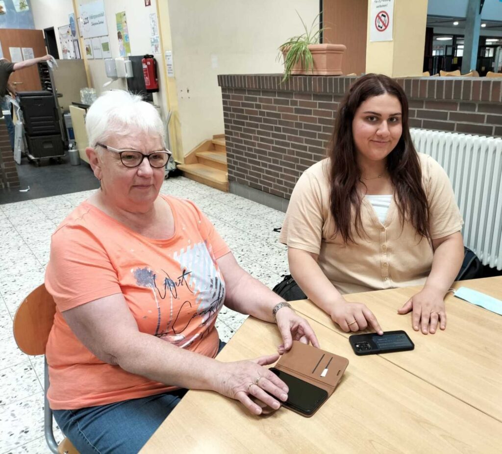 Foto 14 von 15: SchülerInnen der 10A schulen Senioren