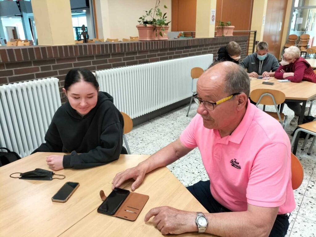 Foto 15 von 15: SchülerInnen der 10A schulen Senioren