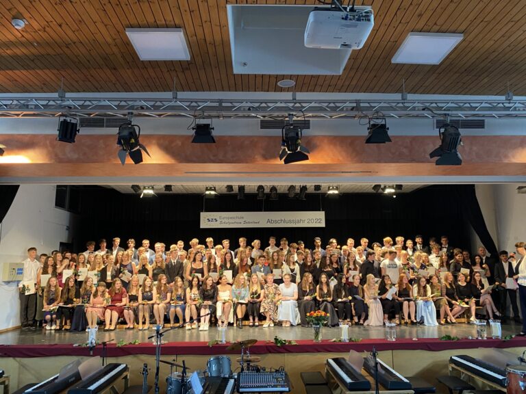 Foto zum Beitrag: "Die Welt wartet..." auf unsere Abschluss-Schüler*innen