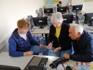 Foto zum Beitrag: SchülerInnen der 10A schulen Seniorinnen und Senioren