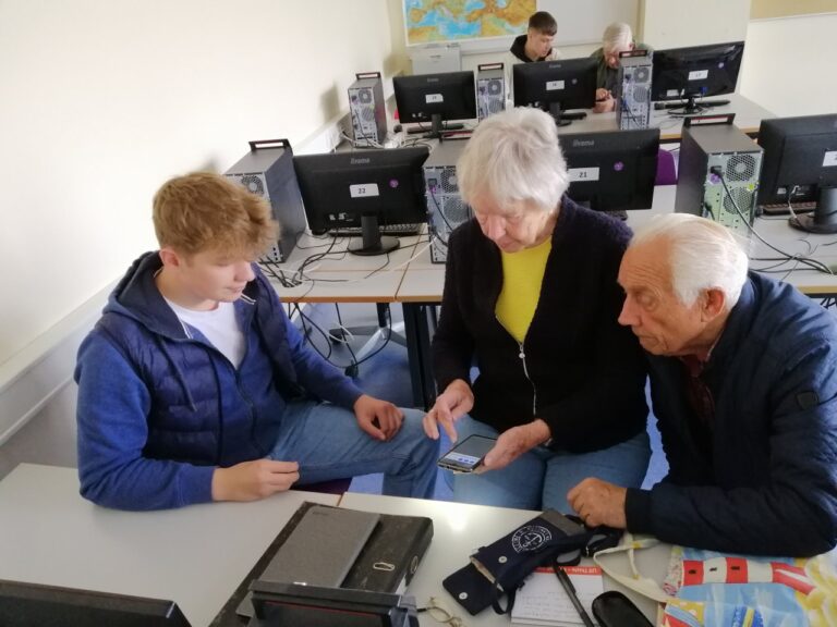 Foto zum Beitrag: SchülerInnen der 10A schulen Seniorinnen und Senioren