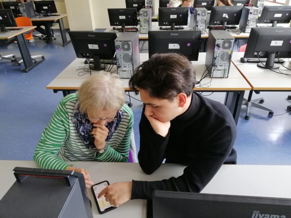Foto 6 von 7: SchülerInnen der 10A schulen Seniorinnen und Senioren