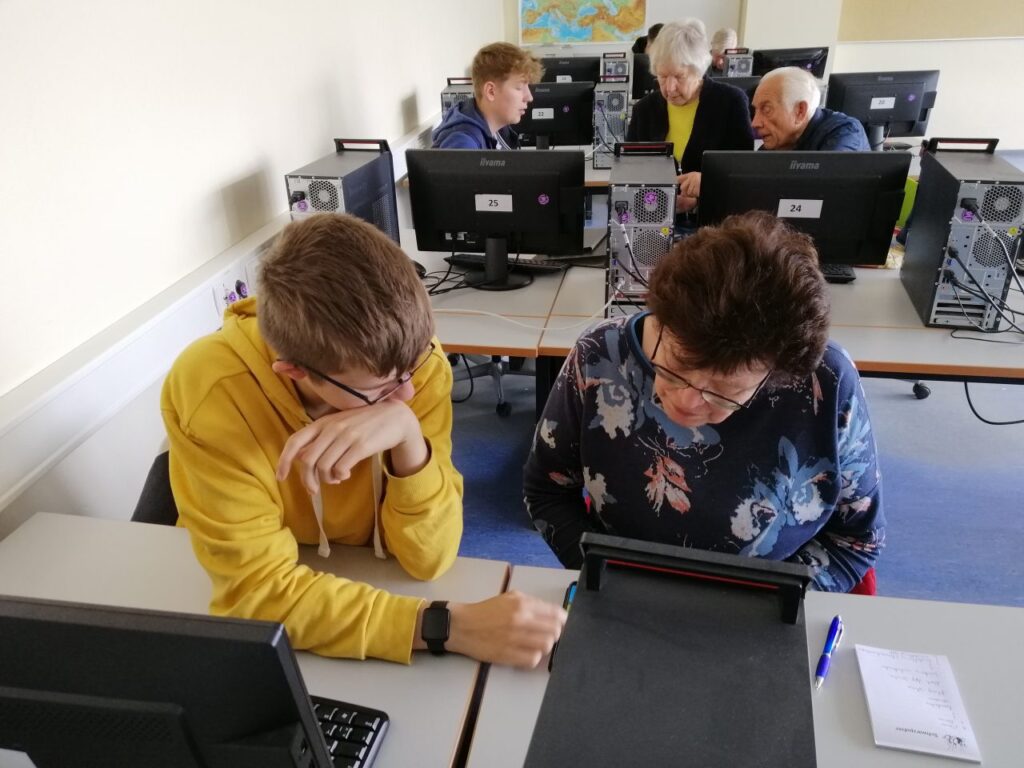 Foto 7 von 7: SchülerInnen der 10A schulen Seniorinnen und Senioren